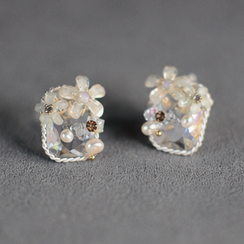White Floral Crystal Cluster Stud Earrings – Delicate Pearl Bridal Jewelry